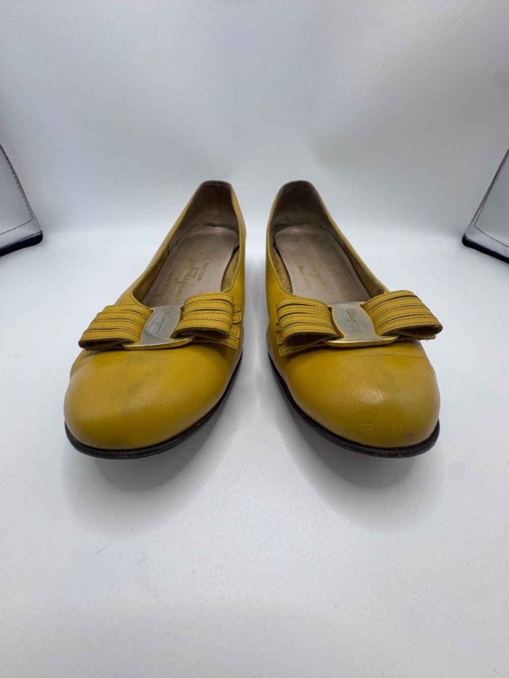 Salvatore Ferragamo Women’s Shoe Size 9.5 B Vtg Yellow Leather Flats Bow Accent - Picture 10 of 12